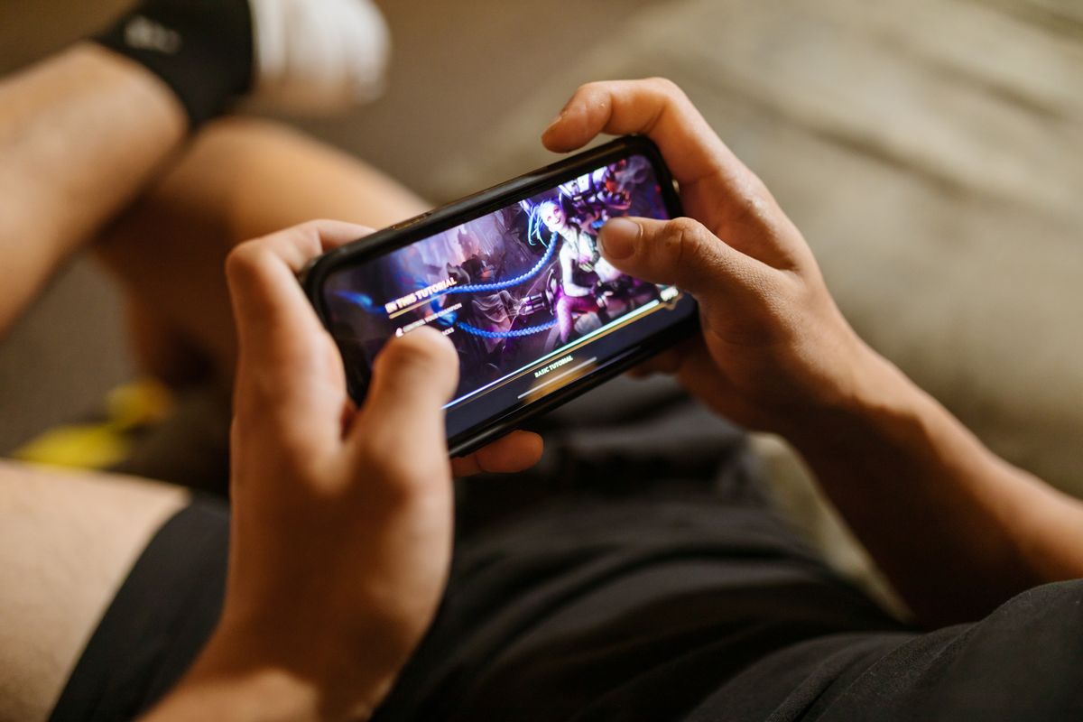 Pengguna mempelajari permainan online melalui perangkat mobile